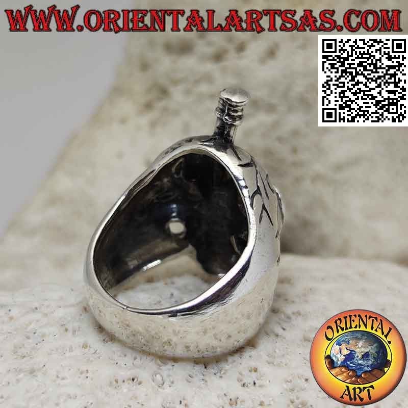 Anillo de plata en forma de calavera sufriente con espada clavada en la calavera