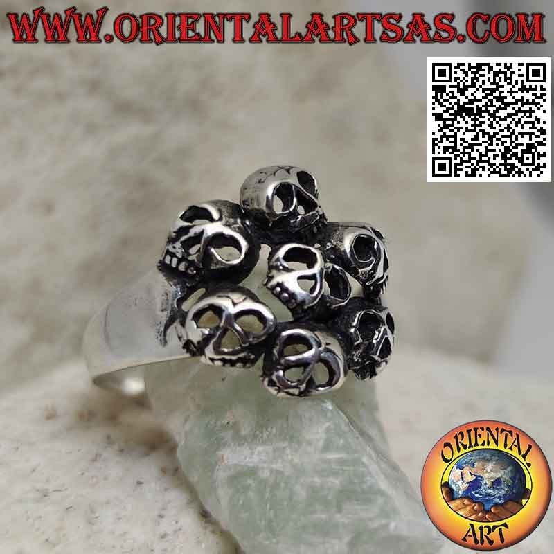 Anillo de plata con círculo de siete calaveras perforadas