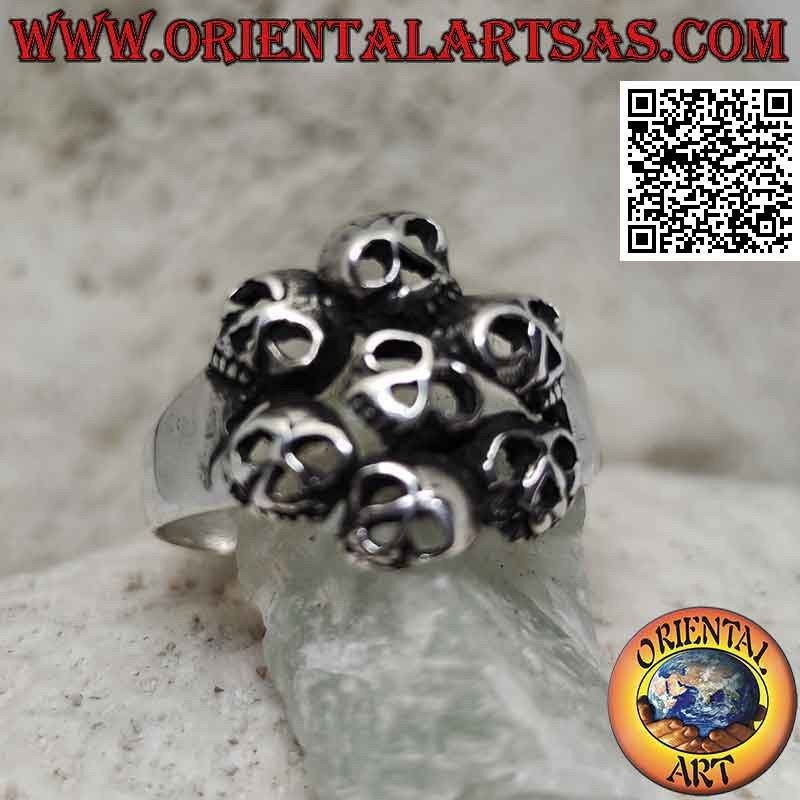 Bague en argent avec cercle de sept crânes perforés