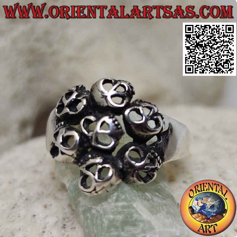 Anillo de plata con círculo de siete calaveras perforadas