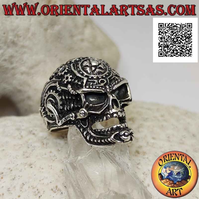 Bague en argent en forme de crâne satanique travaillé avec engrenages et pentacle gravés sur le front