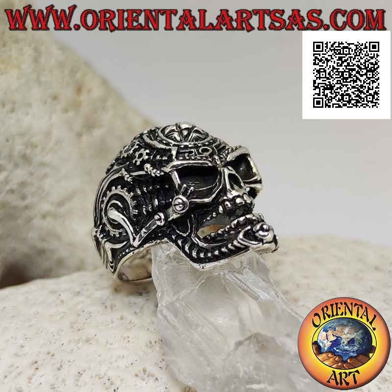 Bague en argent en forme de crâne satanique travaillé avec engrenages et pentacle gravés sur le front