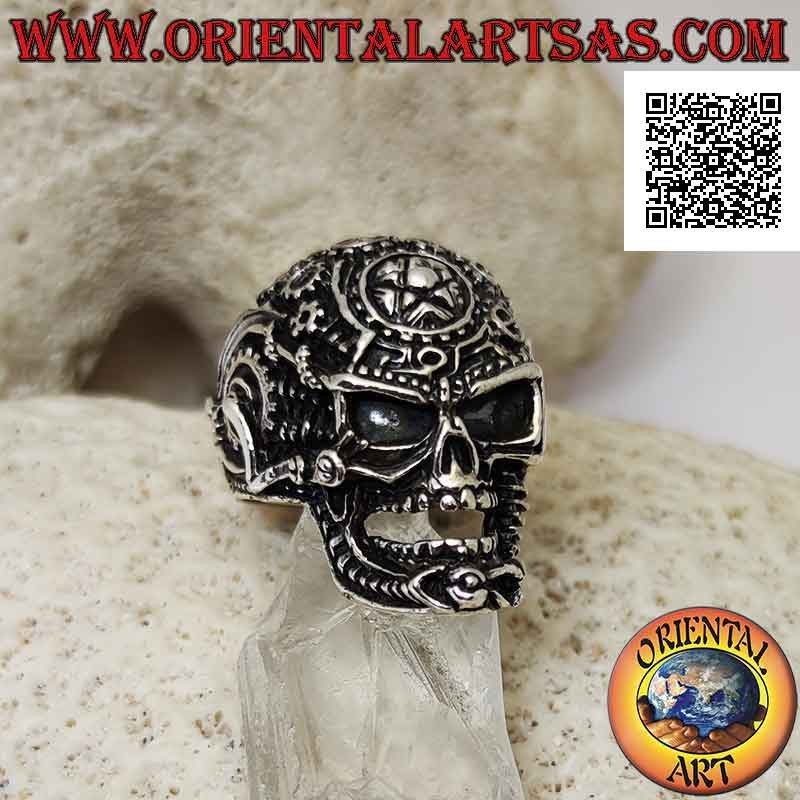 Anillo de plata en forma de calavera satánica trabajado con engranajes y pentáculo grabado en la frente