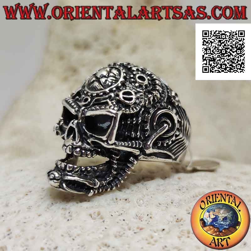 Anello in argento a forma di teschio satanico lavorato con ingranaggi e pentacolo inciso sulla fronte