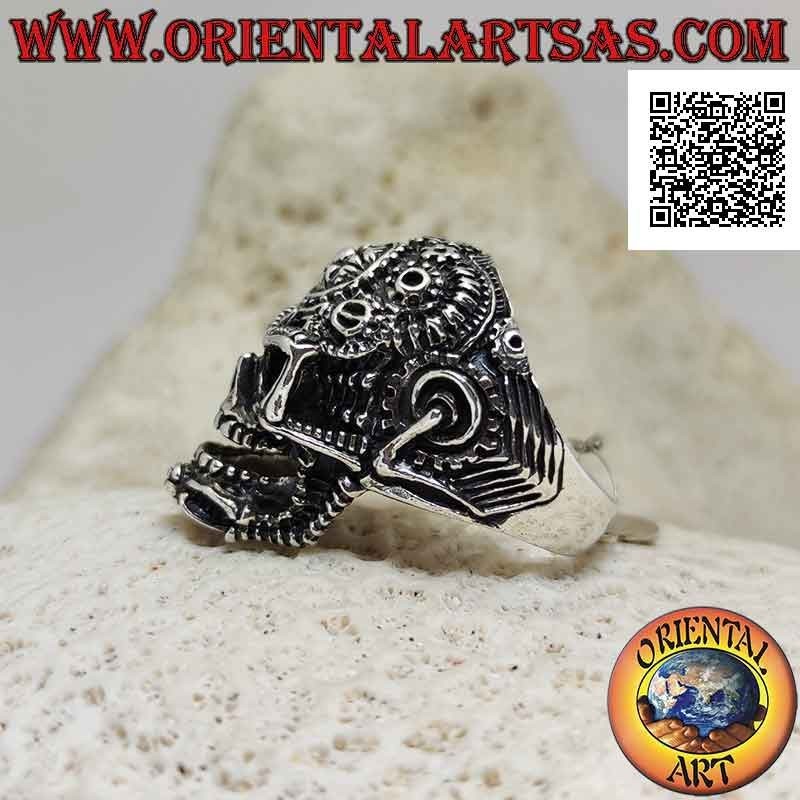 Anello in argento a forma di teschio satanico lavorato con ingranaggi e pentacolo inciso sulla fronte