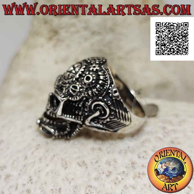 Anello in argento a forma di teschio satanico lavorato con ingranaggi e pentacolo inciso sulla fronte