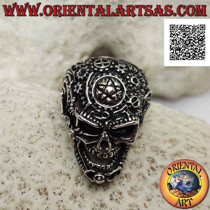 Bague en argent en forme de crâne satanique travaillé avec engrenages et pentacle gravés sur le front