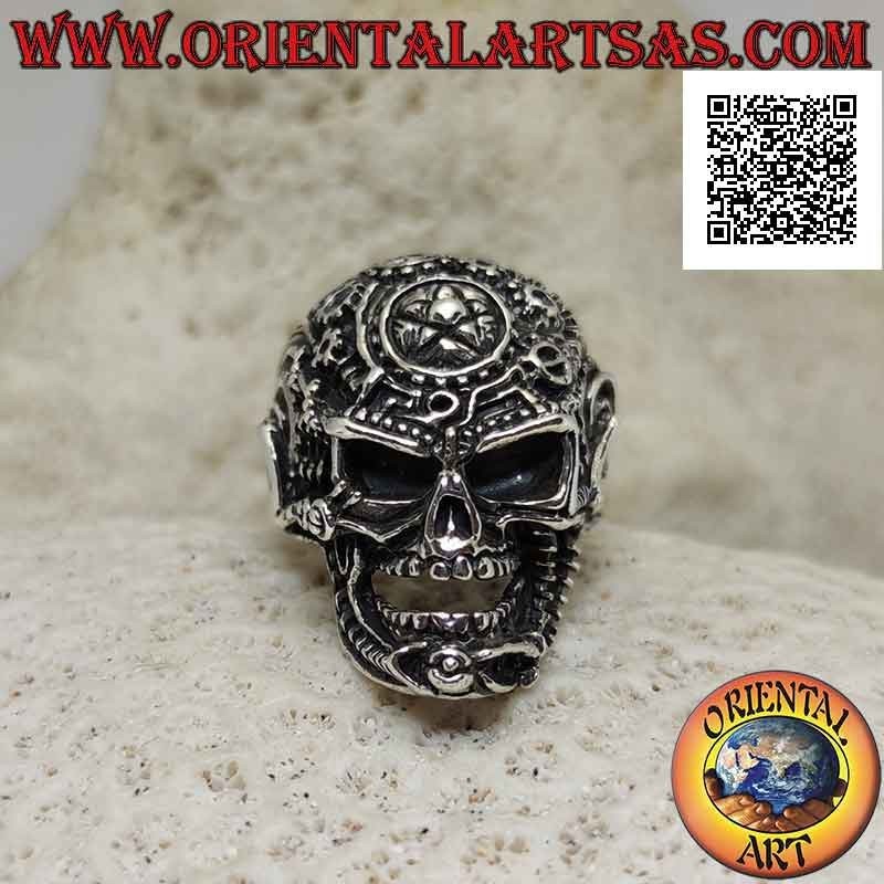 Anillo de plata en forma de calavera satánica trabajado con engranajes y pentáculo grabado en la frente