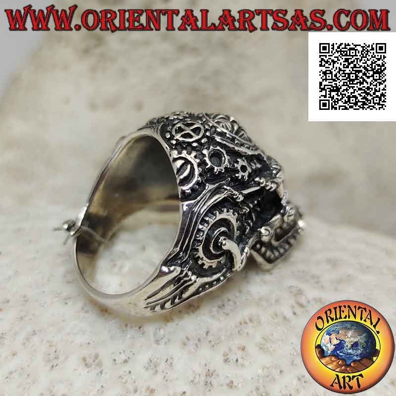 Bague en argent en forme de crâne satanique travaillé avec engrenages et pentacle gravés sur le front