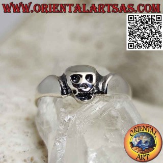 Anillo de plata fino y esbelto con una calavera central lisa