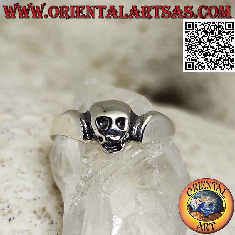 Thin and slender silver ring with a smooth central skull