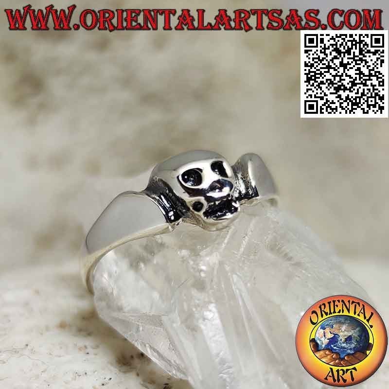 Anello in argento sottile e slanciato con teschietto liscio centrale