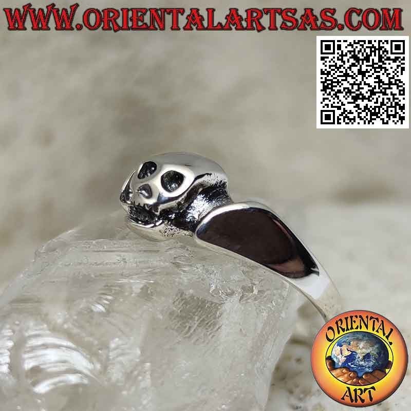 Anillo de plata fino y esbelto con una calavera central lisa