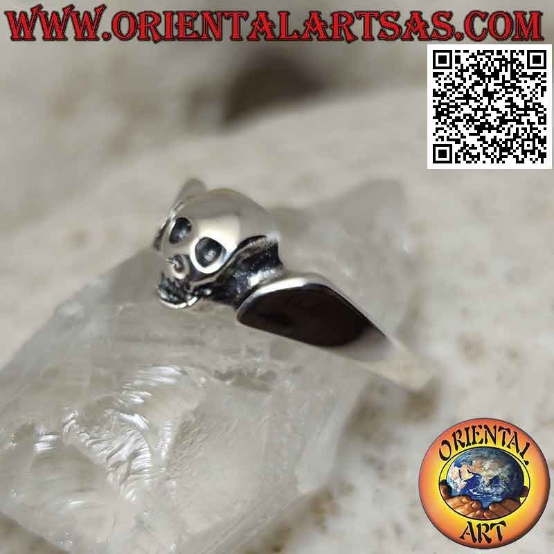 Bague en argent fine et élancée avec un crâne central lisse