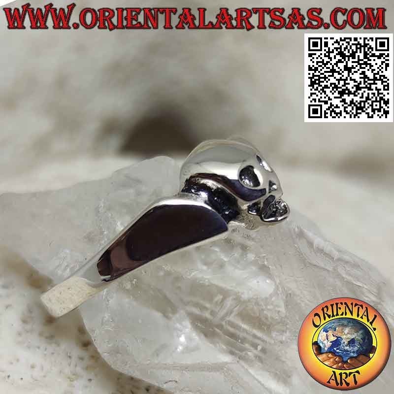Anello in argento sottile e slanciato con teschietto liscio centrale
