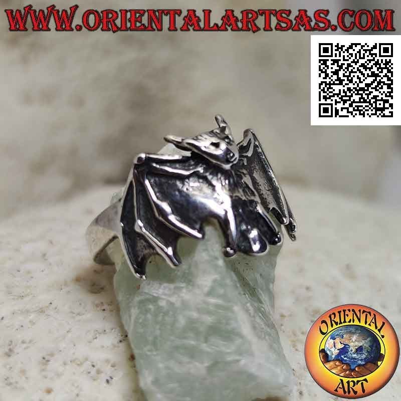 Anillo de plata, el murciélago con alas abiertas