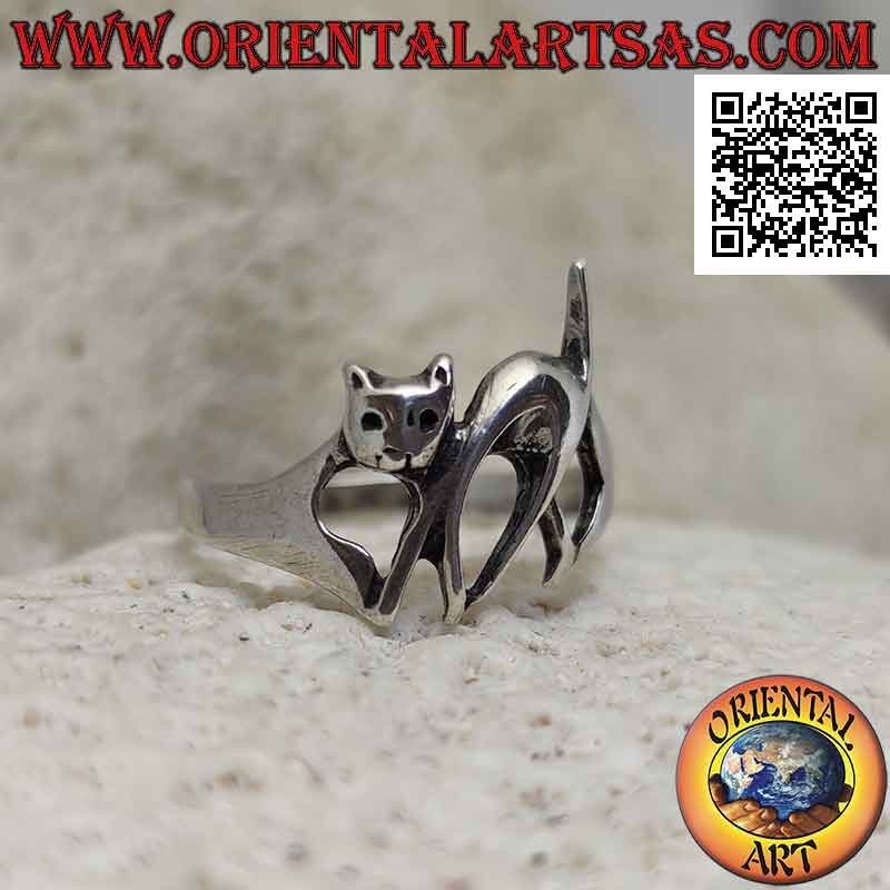 Glatter silberner Ring in Form einer wandelnden Katze