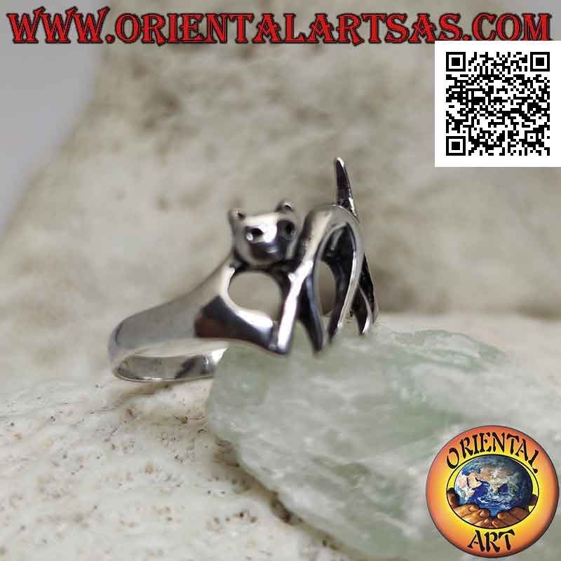 Glatter silberner Ring in Form einer wandelnden Katze