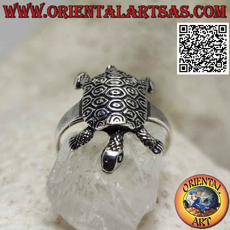 Turtle-shaped silver ring with engraved shell