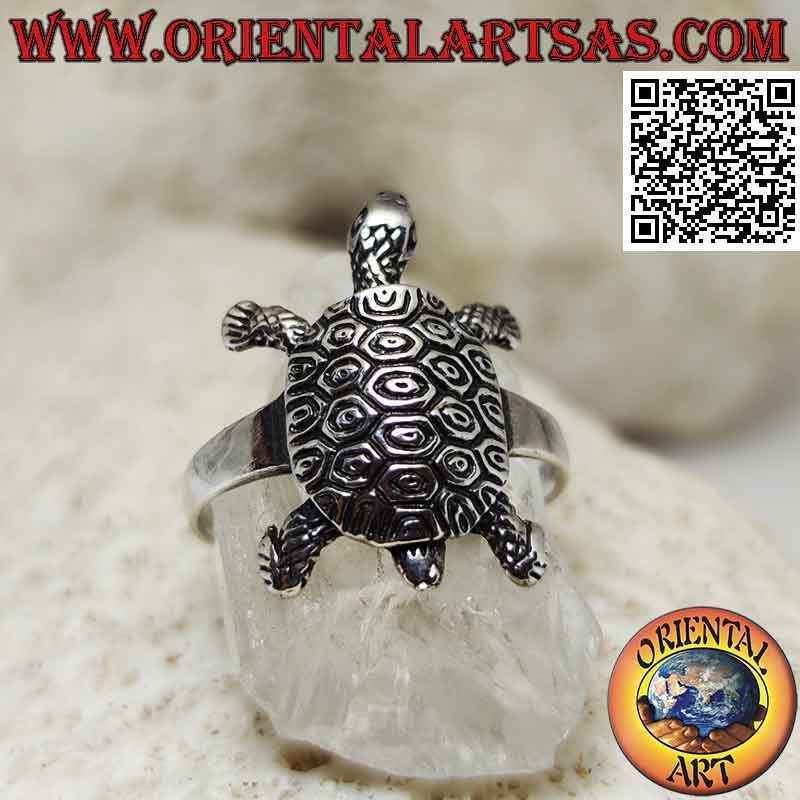 Turtle-shaped silver ring with engraved shell