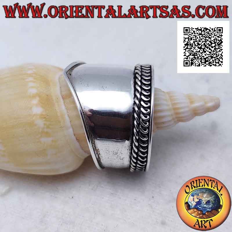 Bague large bande en argent avec une pointe et entrelacs sur un côté, Bali
