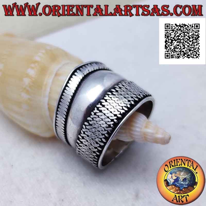 Bague large bande en argent avec une pointe et un entrelacement vertical d'un côté, Bali