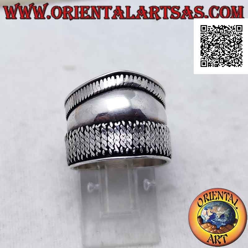 Anello in argento a fascia larga con una punta e intreccio verticale su un lato, Bali
