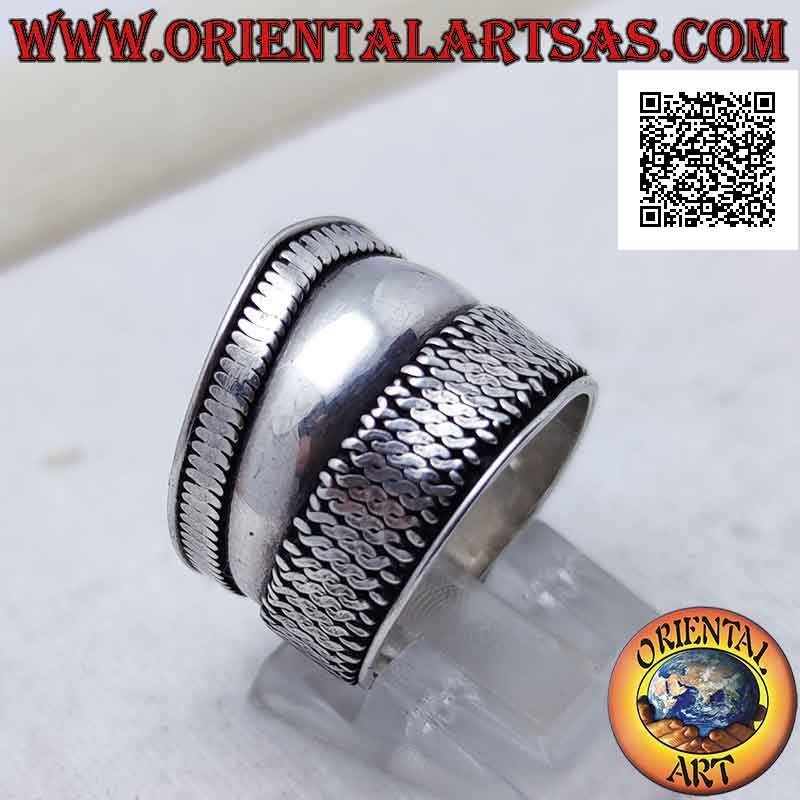 Anello in argento a fascia larga con una punta e intreccio verticale su un lato, Bali