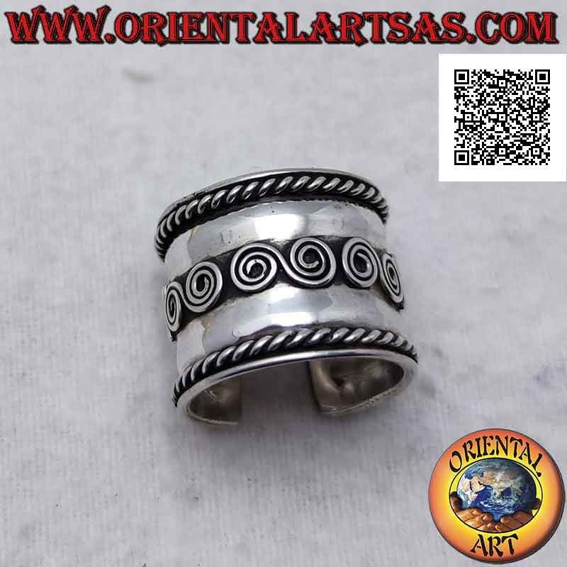 Anillo de plata de banda ancha con espirales centrales y entrelazados en los lados, Bali (tamaño libre)