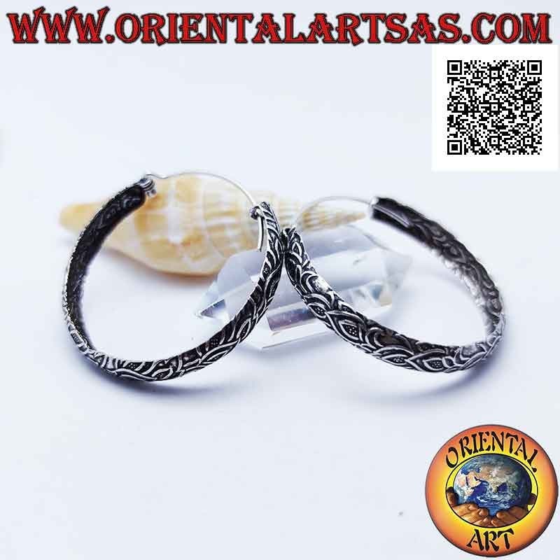 Pendientes de plata con gran círculo convexo con decoración floral oxidada 40 mm