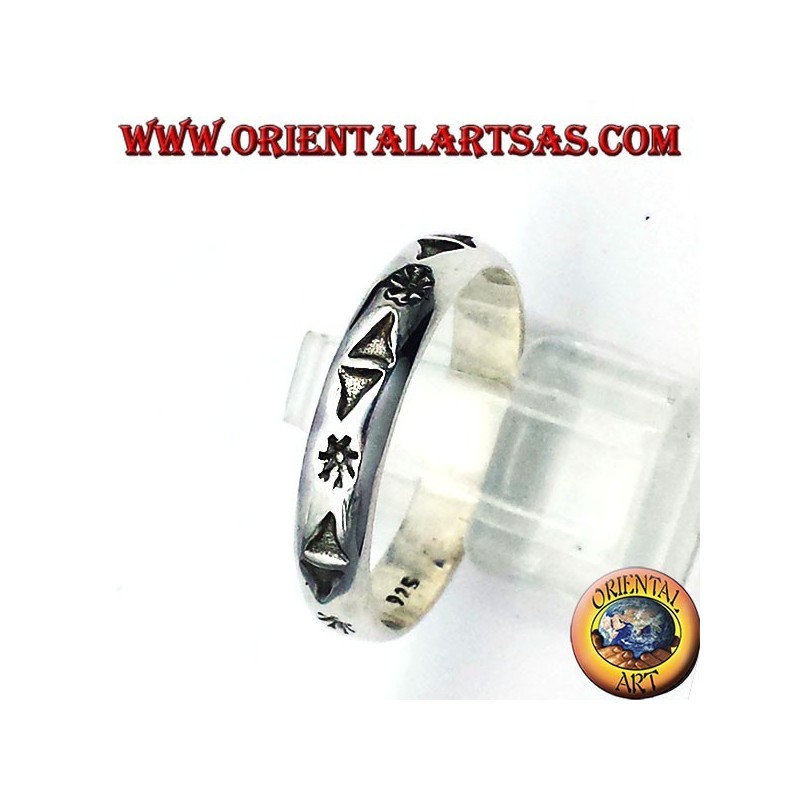 anillo de plata, estrella tallada y triángulos