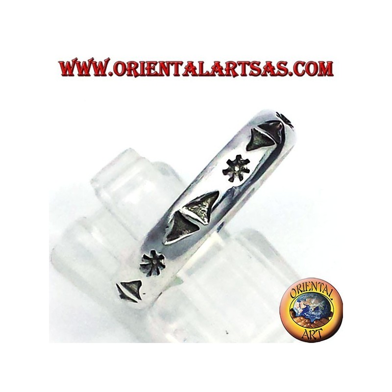 anillo de plata, estrella tallada y triángulos