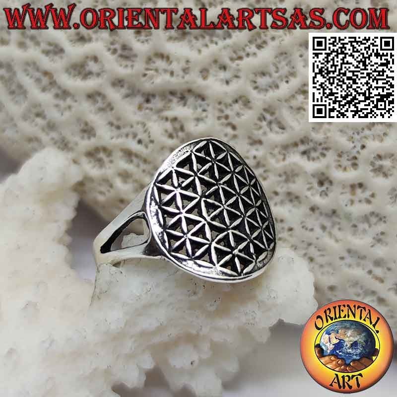 Anillo de plata lisa con flor de la vida calada unida a dos
