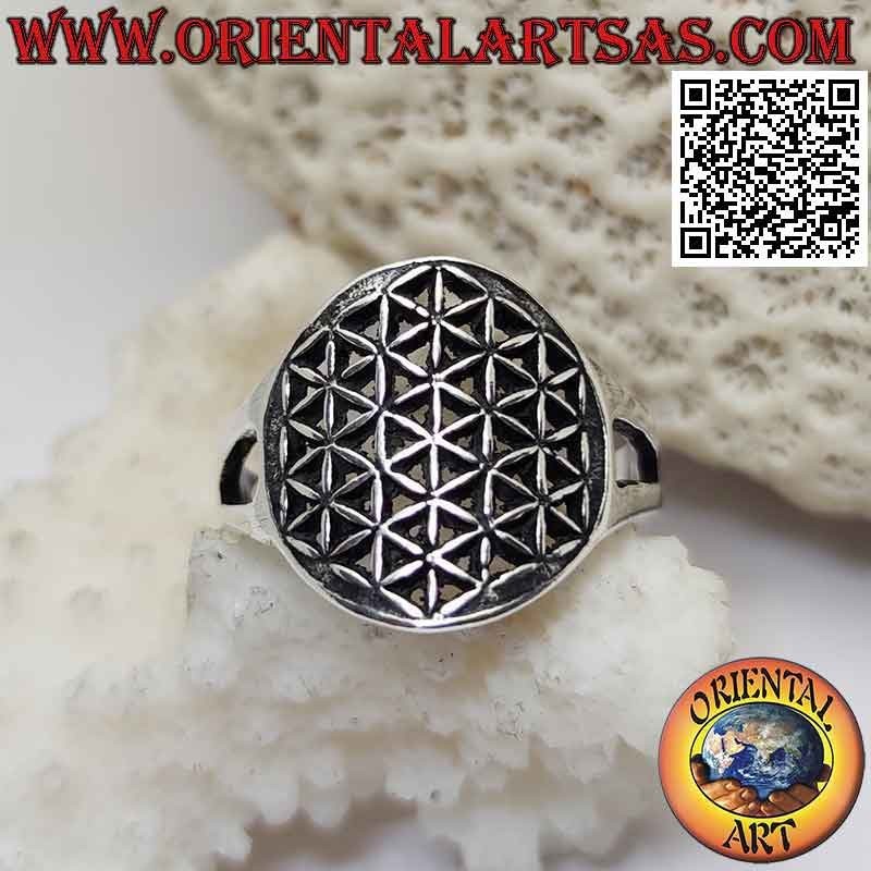 Glatter silberner Ring mit durchbrochener Blume des Lebens an zwei befestigt