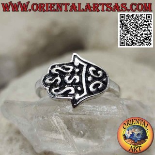Silver ring with horizontal hand of Fatima decorated in bas-relief