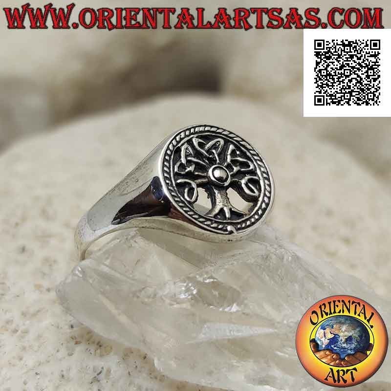 Bague en argent avec arbre de vie dans le cercle ajouré et décor en pointillé