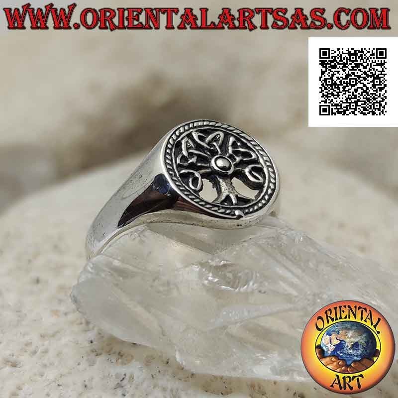 Anello in argento con albero della vita nel cerchio traforato e decorazione puntinata
