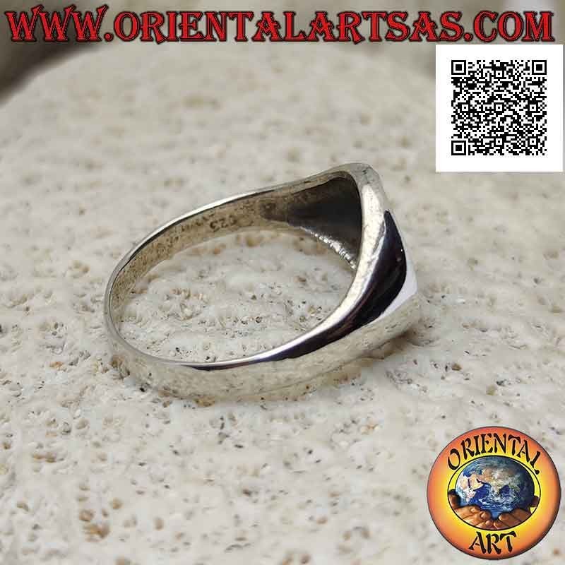 Anello in argento con albero della vita nel cerchio traforato e decorazione puntinata