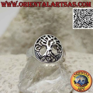 Bague en argent lisse avec arbre de vie Yggdrasil dans l'ovale ajouré