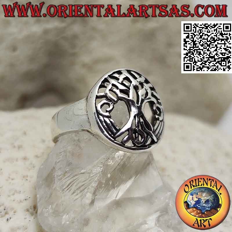 Anello in argento liscio con albero della vita Yggdrasil nell'ovale traforato