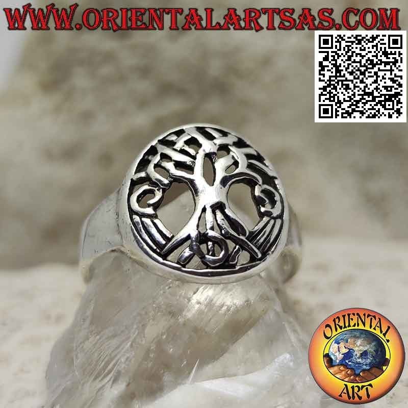 Anillo de plata lisa con el árbol de la vida de Yggdrasil en el óvalo calado