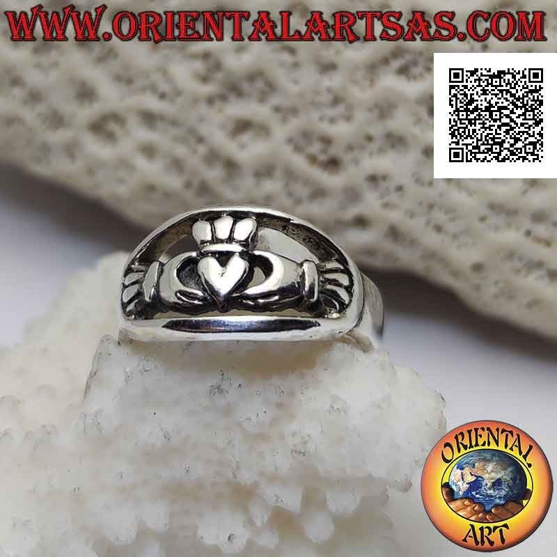 Anillo de plata Claddagh (símbolo celta del amor, la lealtad y la amistad) en el óvalo calado
