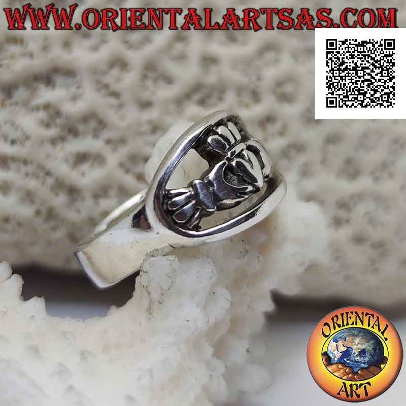 Anillo de plata Claddagh (símbolo celta del amor, la lealtad y la amistad) en el óvalo calado