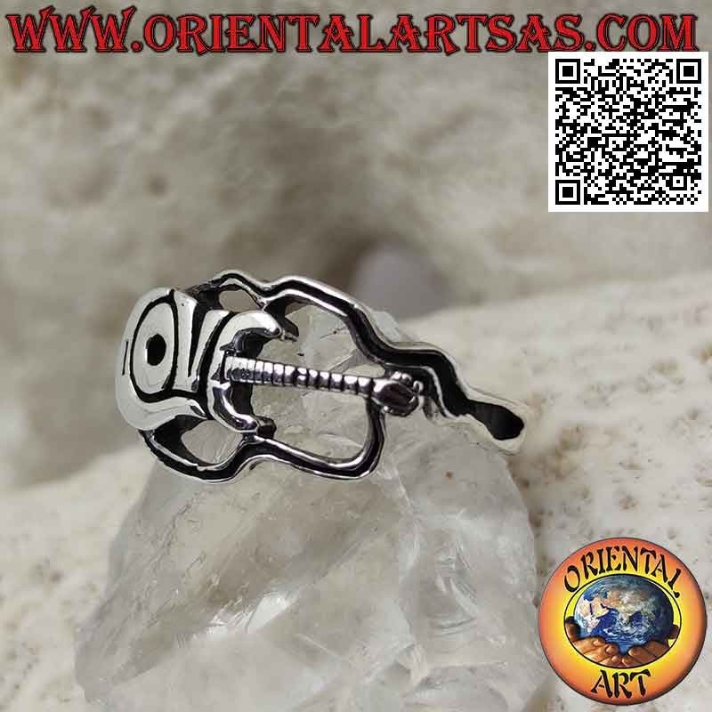 Anello in argento a forma di chitarra elettrica con scritta "Love"