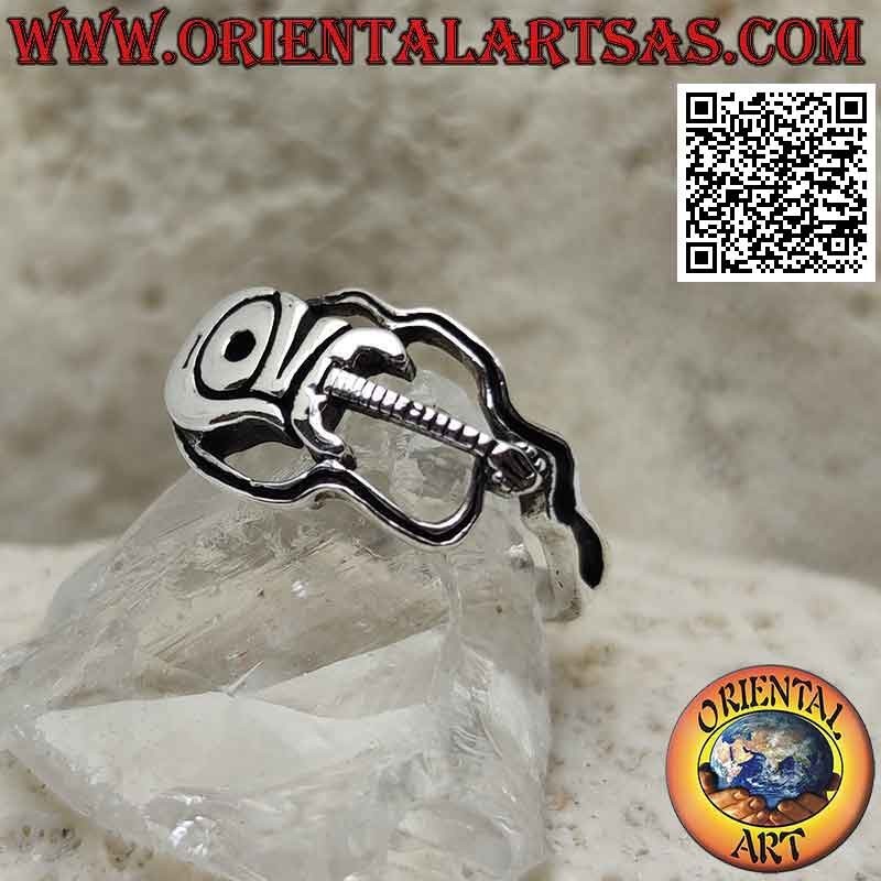 Anillo de plata en forma de guitarra eléctrica con la inscripción "Love"