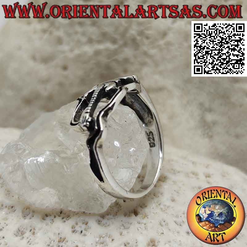 Anillo de plata en forma de guitarra eléctrica con la inscripción "Love"