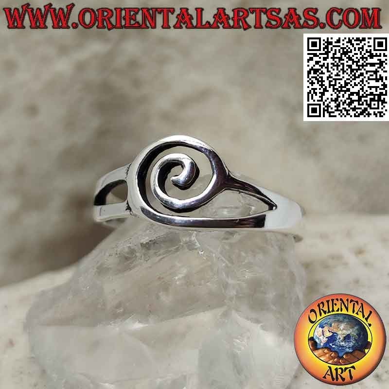 Silberring mit perforierter Spirale an zwei befestigt