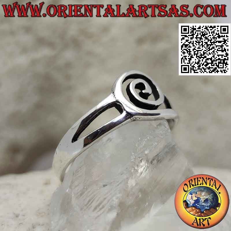Bague en argent avec spirale perforée attachée à deux