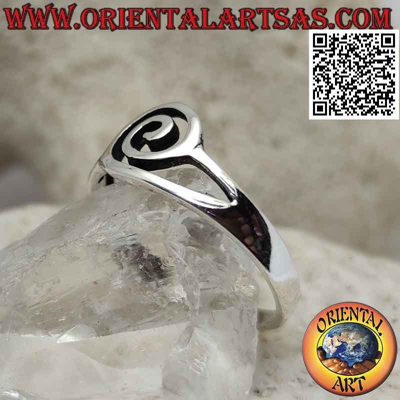 Anillo de plata con espiral perforada unida a dos