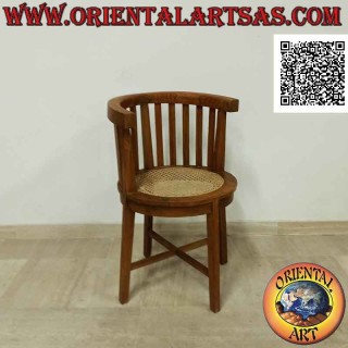 Poltrona tonda con schienale semicircolare a doghe in legno di teak e seduta in paglia di vienna